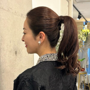 高めのポニーテールで、お顔まわりがスッキリ見え、リフトアップ効果も期待できます。